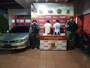 FANB-aprehende-a-dos-ciudadanos-con-facsimil-de-arma-de-fuego-en-el-estado-BolivarEfectivos-mil.heic-1024x768