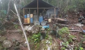 Fanb-destruye-campamento-de-mineria-ilegal-en-Amazonas-696x407