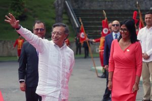 Petro es recibido por Delcy Rodríguez en su primera visita a Venezuela