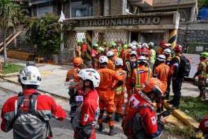 Rescate internacional busca sobrevivientes en La Guaira