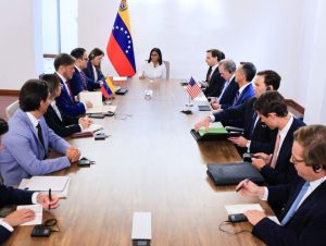 La-presidenta-interina-lidera-una-reunion-con-una-delegacion-de