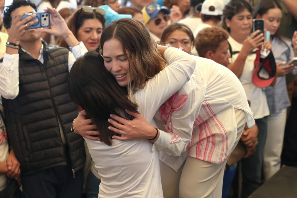 Jefa de comunicaciones de María Corina Machado habla en rueda de prensa en Caracas