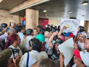 Empleados-realizan-una-protesta-en-Caracas-por-la-mejora-de