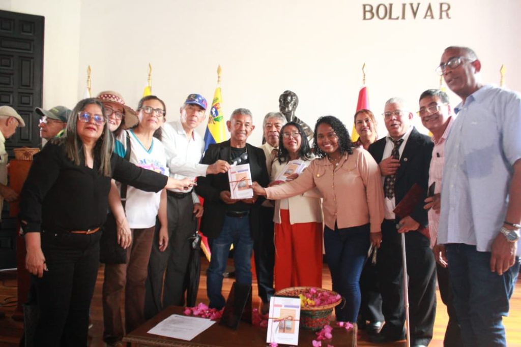 1.- La docente e investigadora Yusmira García presentando su obra literaria.