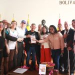 1.- La docente e investigadora Yusmira García presentando su obra literaria.