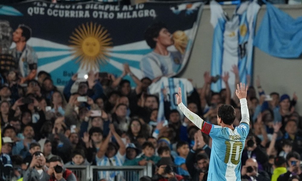 Argentina-llora-y-celebra-a-Messi-un-adios-lleno-de
